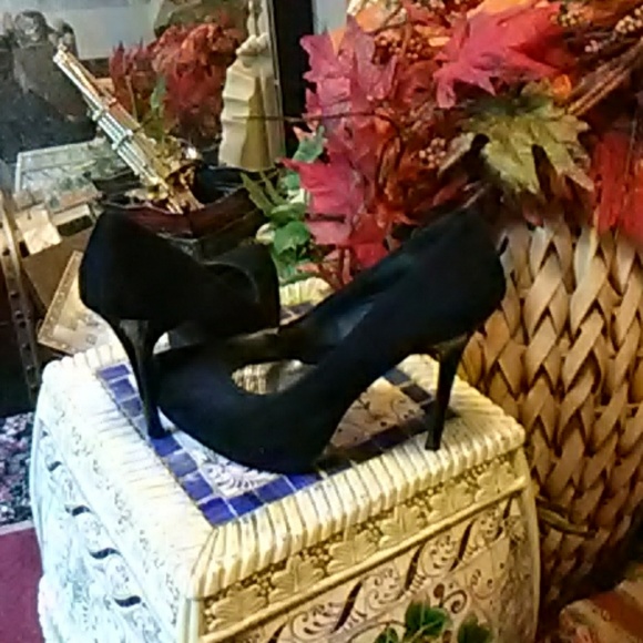 Shoes - Picture 3 of 6